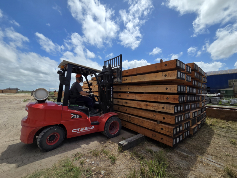 Forklift handling eucalyptus mats for logistics